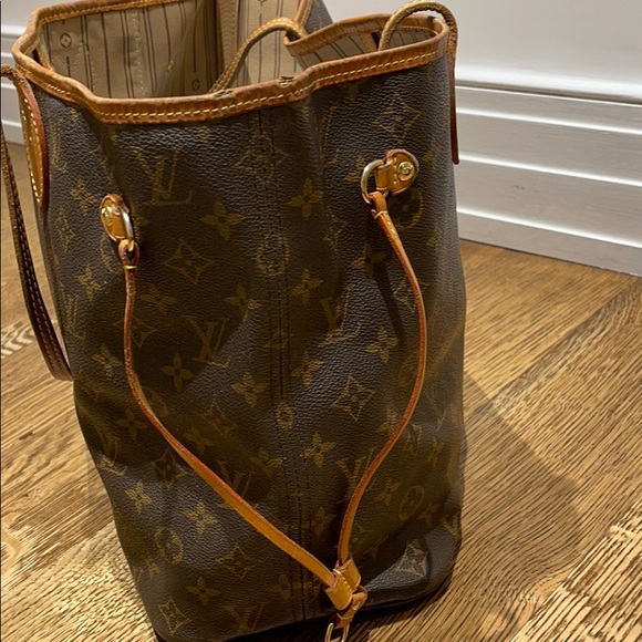 Louis Vuitton Neverfull Classic Monogram Tote - Picture 2 of 9